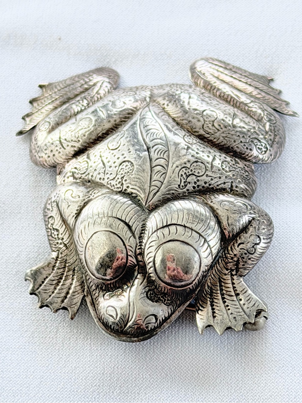 Lightweight Carved Silver-Tone Frog Brooch Pin